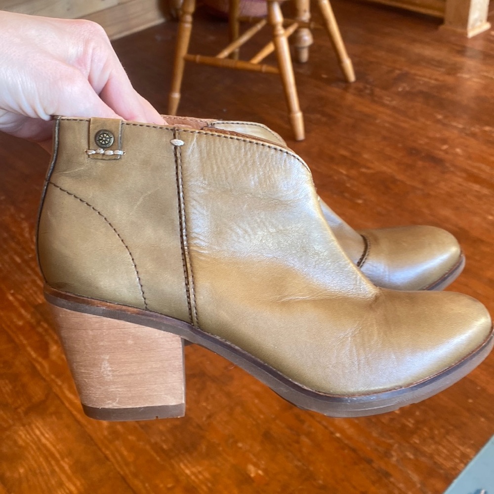 Bussola green leather booties size 39